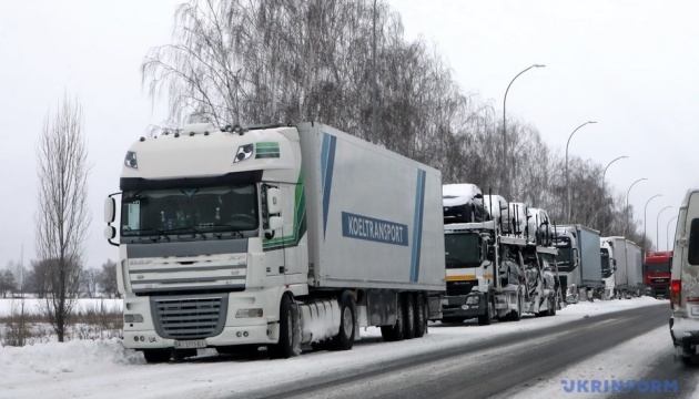 Тернопільщина обмежила рух вантажівок через сніг