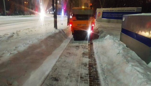 За ніч із вулиць Києва вивезли більш як три тисячі тонн снігу