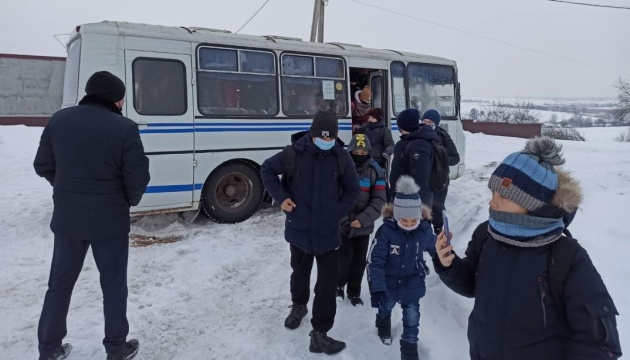 На Волині зі снігового замету витягли автобус з дітьми