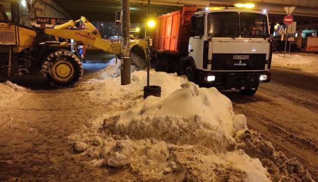 З Києва за добу вивезли майже чотири тисячі тонн снігу