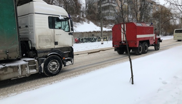 Зі снігової пастки на Житомирщині звільнили три шкільні автобуси та «швидку»