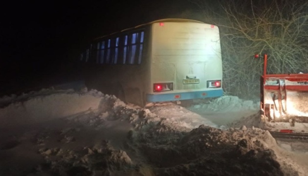 На Буковині рятувальники витягли зі снігу дві маршрутки