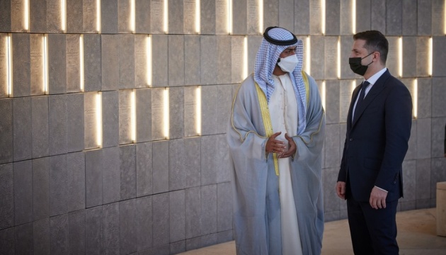 Zelensky visita la mezquita Sheikh Zayed, el Wahat Al Karama y el Louvre Abu Dabi 