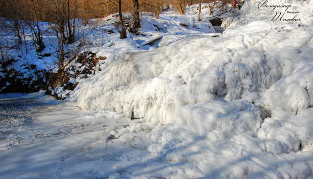 На Тернопільщині замерз найбільший в Україні рівнинний водоспад