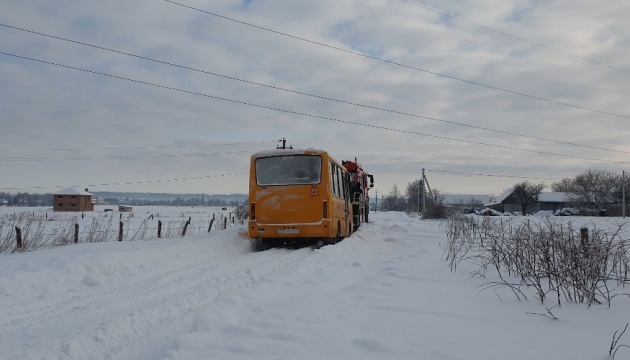 На Буковині витягли із заметів шкільний автобус із дітьми