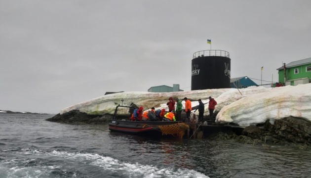 Los exploradores polares ucranianos llegan a la base de investigación Vernadsky 