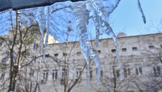 Завтра в Україні переважно без опадів, вночі до 15° морозу, вдень – до 7° тепла