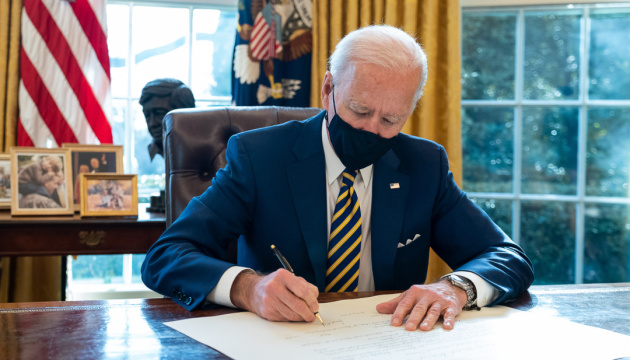 バイデン米大統領、対ウクライナ４００億ドル支援法に署名