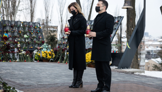 Volodymyr Zelensky et son épouse commémorent les activistes du Maïdan