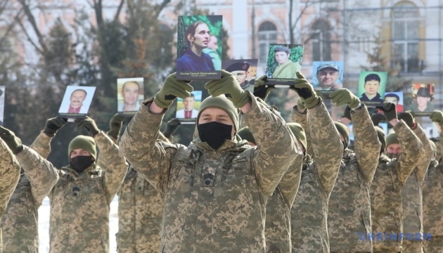 В Харькове курсанты с портретами героев Небесной сотни выстроились в журавлиный клин В Харькове курсанты с портретами героев Небесной сотни выстроились в журавлиный клин