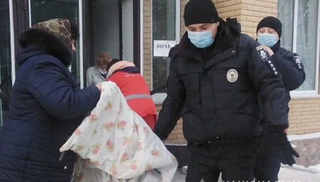 На Чернігівщині поліціянти врятували юнака, який мало не замерз у засніженому полі