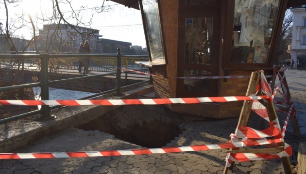 В Ужгороді обвалилась бруківка, на центральній площі - 4-метрова вирва