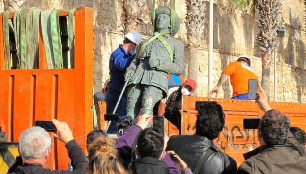 В Іспанії прибрали останній монумент генерала Франко