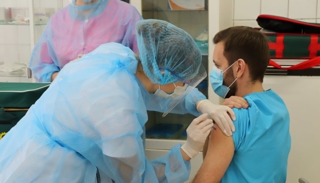 В Украине COVID-прививки получили более 17, 9 тысячи человек