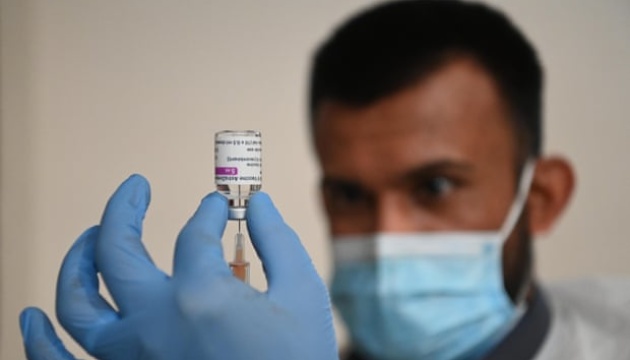 Оксфордський університет влітку розпочне випробування вакцин від нових COVID-штамів