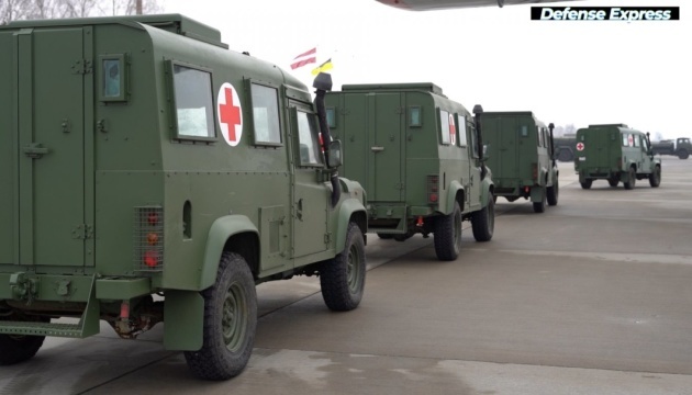 Ukrainian military get medical vehicles from Latvian government