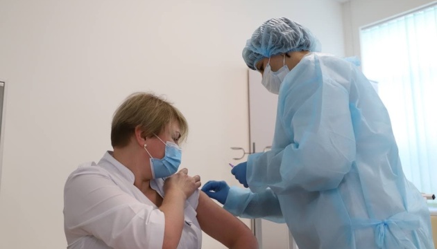Першими у Києві вакцинували 30 медиків мобільних бригад та Олександрівської лікарні