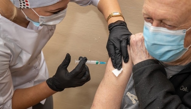 На Дніпропетровщині почали COVID-вакцинацію - перше щеплення зробили 70-річному медику