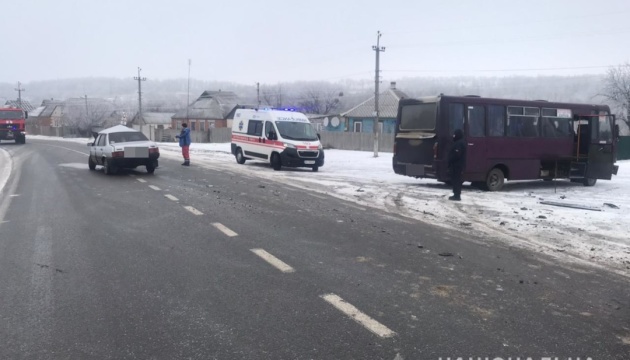 На Харківщині легковик в’їхав в автобус: двоє загиблих