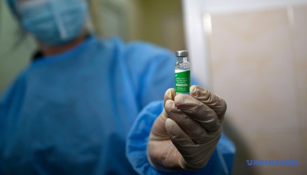 МОЗ дозволило використовувати «залишки» COVID-вакцини для щеплення громадських діячів