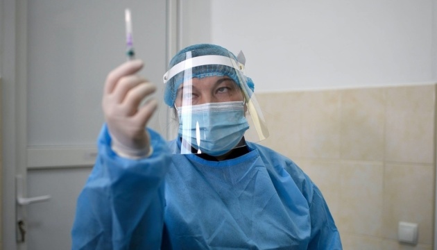 В Україні першу дозу COVID-вакцини отримали 6 888 осіб