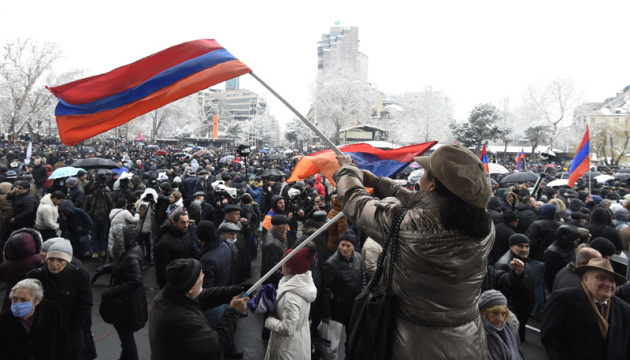 Біля парламенту Вірменії протестувальники ставлять намети