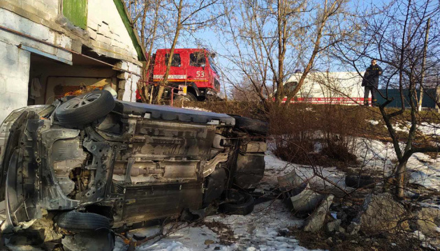 Auto kracht gegen Haus in Region Dnipropetrowsk: Fünf Personen verletzt