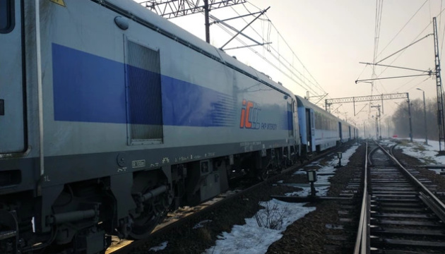 У Польщі локомотив зіткнувся з потягом, є постраждалі