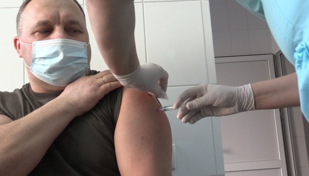 У Харкові вакцинували від COVID-19 медиків військового шпиталю