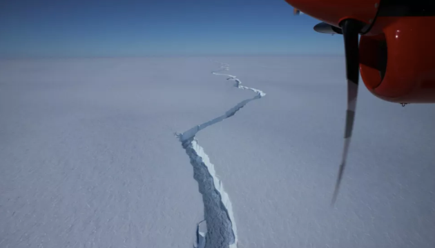 Від Антарктиди відколовся новий гігантський айсберг