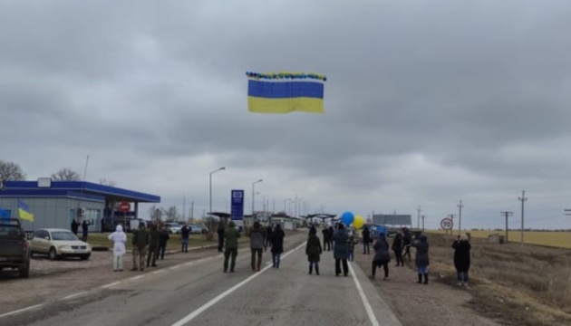 На адмінмежі запустили прапор України з посланнями для жителів окупованого Криму