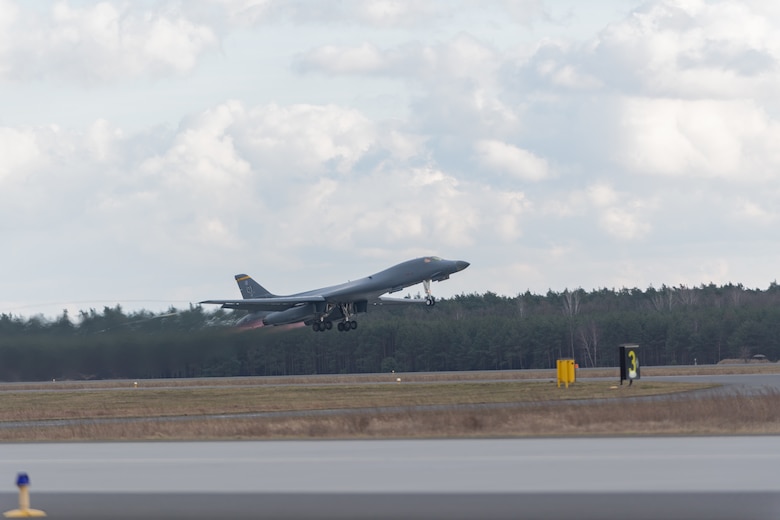 Бомбардировщик ВВС США впервые сел на авиабазе в Польше, но экипаж из самолета не вышел (ФОТО) 5