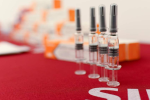 Что известно о китайской вакцине CoronaVac, которую везут в Украину
