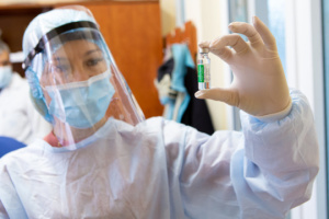 Al negarse a recibir la vacuna contra la COVID-19, los ucranianos ayudan a mutar el virus