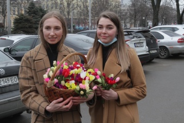 У Дніпрі діти роздавали паперові квіти, щоб зберегти первоцвіти