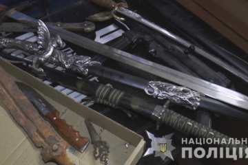 Поліція шукала наркотики у сумському кафе, а знайшла зброю