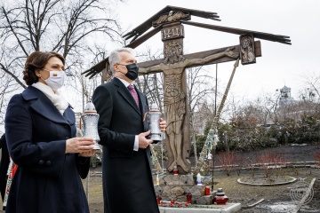 Президент Литвы с супругой почтили в Киеве память участников Революции Достоинства