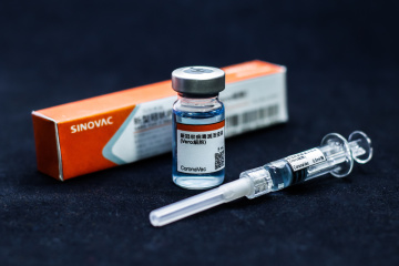 L’Ukraine a commencé à vacciner sa population avec le vaccin CoronaVac