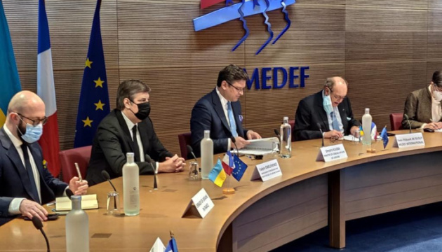 Kuleba invita a empresas francesas a participar en los proyectos de construcción y privatización de Ucrania