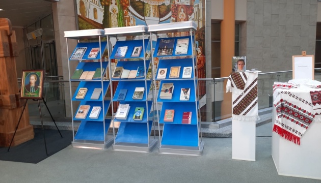 До Національної бібліотеки Білорусі передали українські книжки шрифтом Брайля
