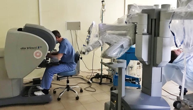 Un niño operado con el robot Da Vinci por primera vez en Ucrania Un niño operado con el robot Da Vinci por primera vez en Ucrania