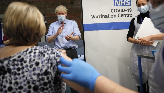 У Британії планують вакцинувати все доросле населення до кінця липня