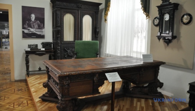 У Вінниці музейники презентували відновлений стіл Петлюри