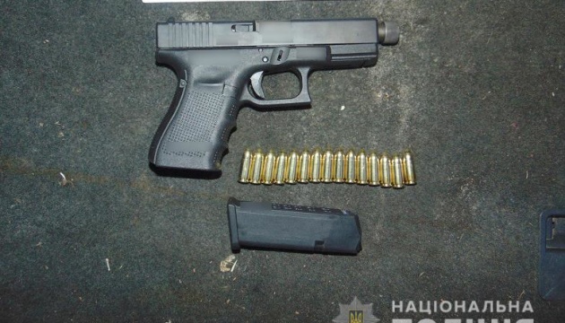 В авто іноземця на столичному Печерську знайшли два пістолети та набої