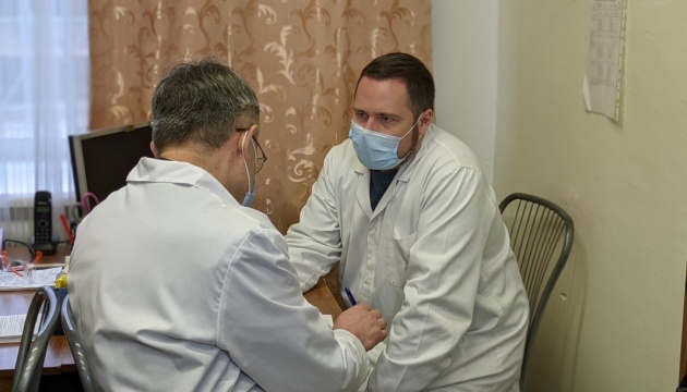 У Харкові директор і 24 медики обласної «інфекційки» зробили COVID-щеплення