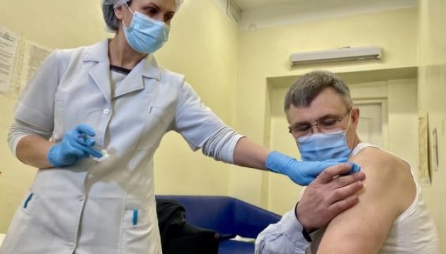 В Харькове директор и 24 медика областной «инфекционки» сделали COVID-прививки В Харькове директор и 24 медика областной «инфекционки» сделали COVID-прививки