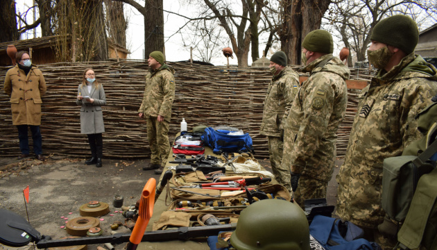 Ostukraine: Ausländische Botschafter und Vertreter des Verteidigungsministeriums erörtern Maßnahmen für humanitäre Minenräumung