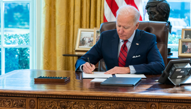 Biden extends sanctions against Russia over Ukraine