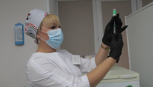 Понад 5,5 млн людей в Україні повністю вакцинувалися проти коронавірусу. За добу зробили 132 тисячі щеплень
