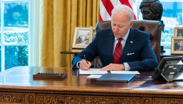 Biden prorroga las sanciones contra Rusia por Ucrania